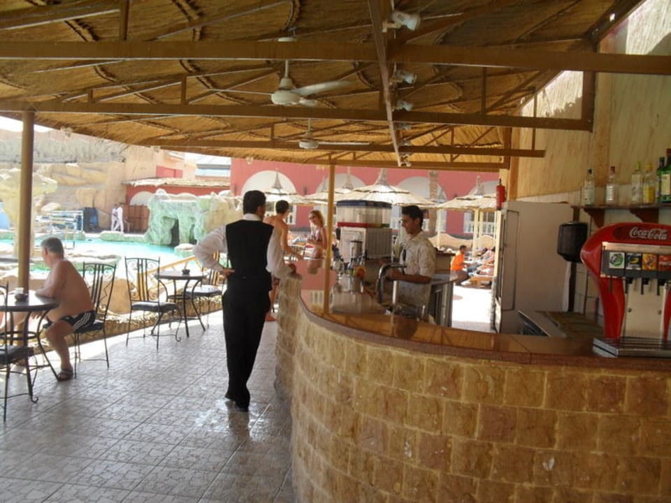 Eine von 4 Bars Pickalbatros Alf Leila Wa Leila Resort - Neverland Hurghada