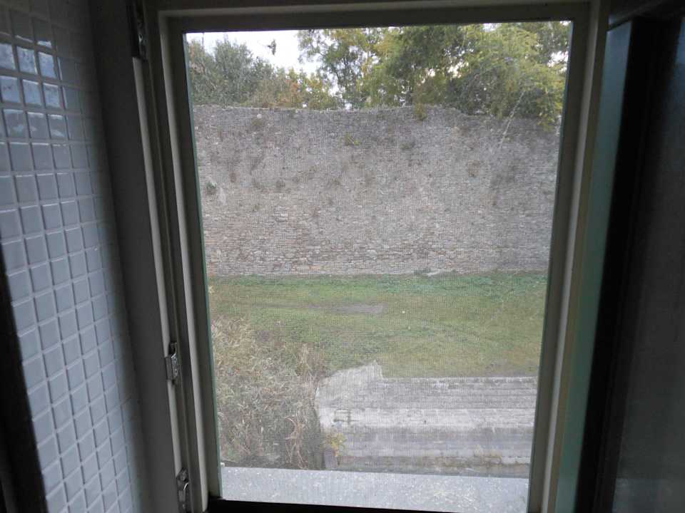 Ausblick vom Badfenster durch Fliegengitter Hotel Platan Vararok Vendeghaz