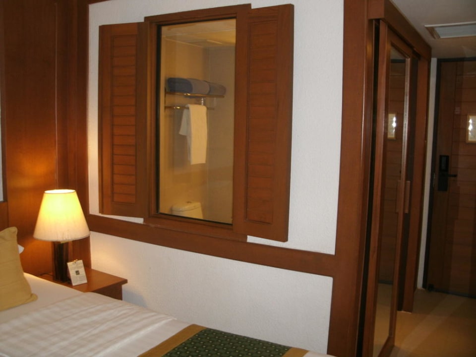 Fenster vom Schlafbereich ins Bad/Dusche Woodlands Hotel & Resort