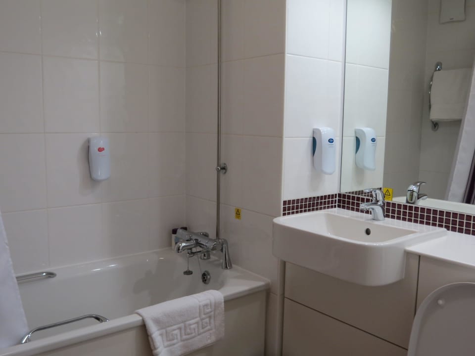 Санузел Hotel Premier Inn Edinburgh Princes Street