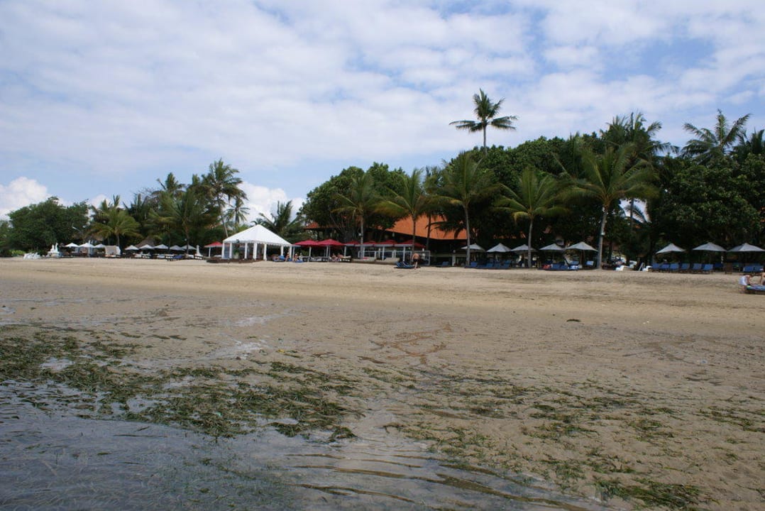 Strandanlage vor dem Hotel Puri Santrian