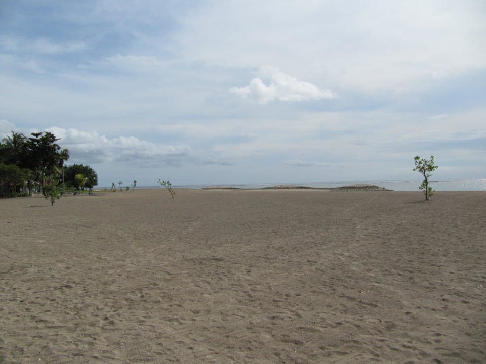 Strand bei Sonnenuntergang Holiday Inn Resort Baruna Bali