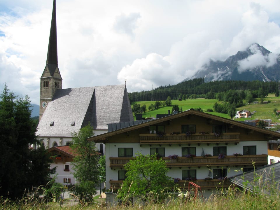 Blick vom Hang aufs Hotel Pension Pinzgauer Hof