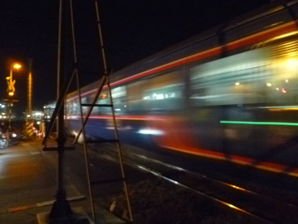 Das Hotel liegt direkt an der Bahngleisen Hotel Srilamduan