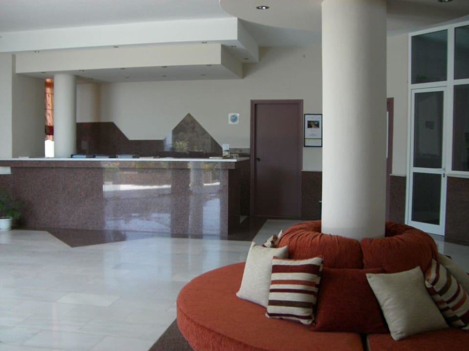 Rezeption Hotel Polyrizos