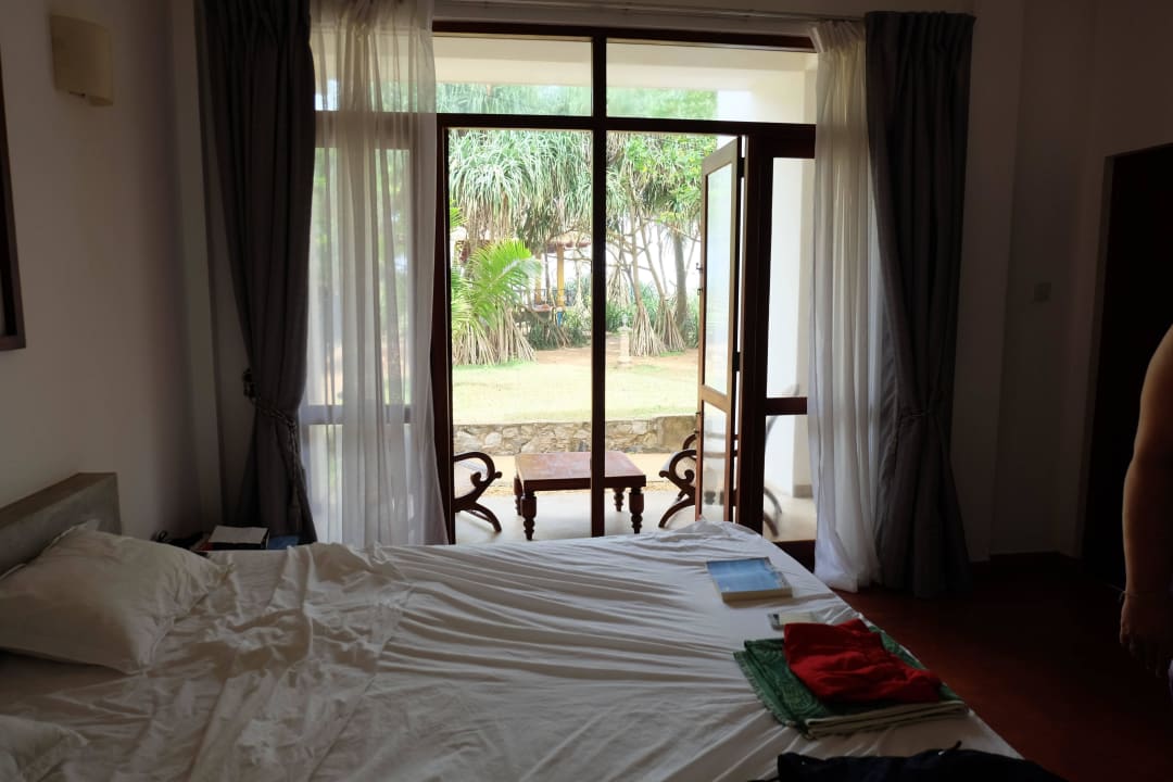 Blick aus dem Zimmer in den Garten und zum Meer Rangas Guesthouse