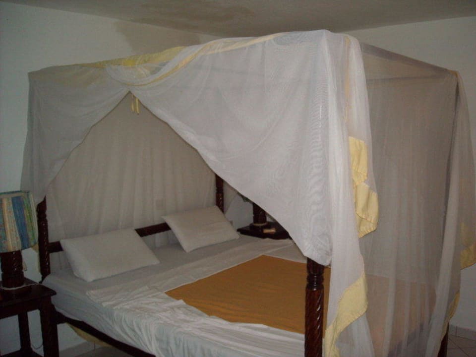 Das Bett im Bungalow 130 Hotel Diani Sea Lodge