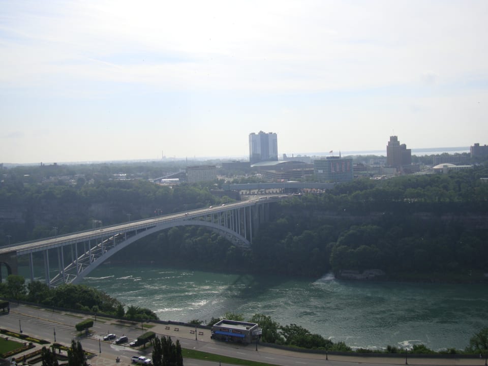 Rainbow Bridge und US-Grenzposten Hotel Sheraton on the Falls