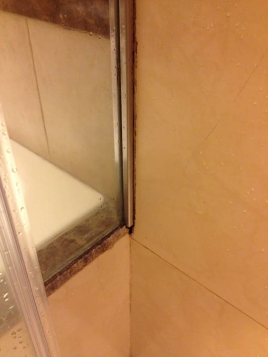 Schimmel in den Fugen der Dusche Le Meridien Ile Maurice