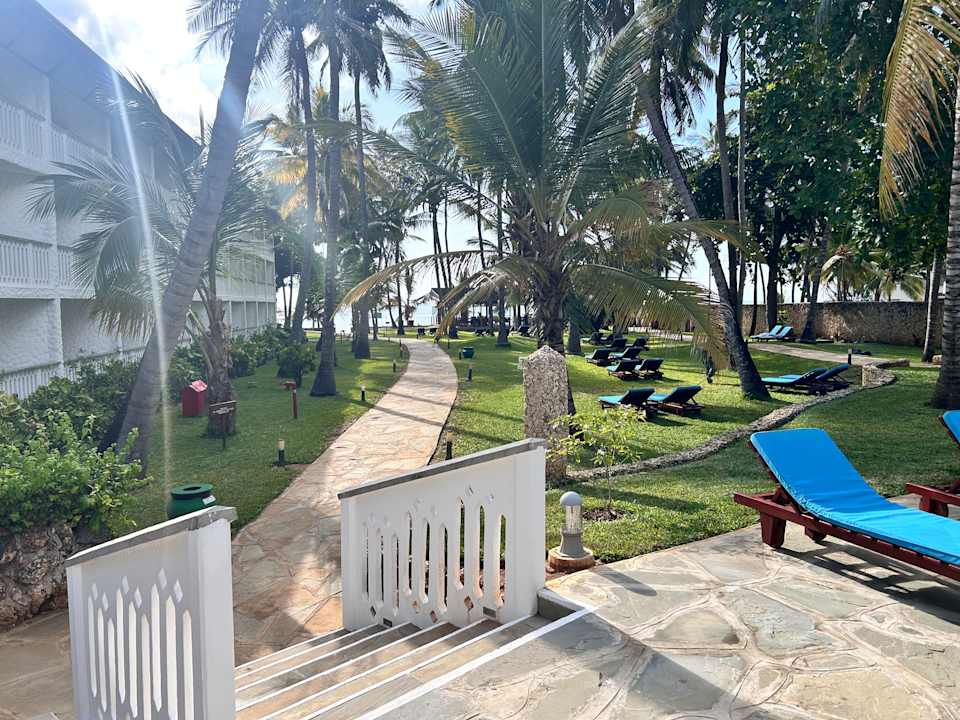 Gartenanlage Travellers Beach Hotel & Club