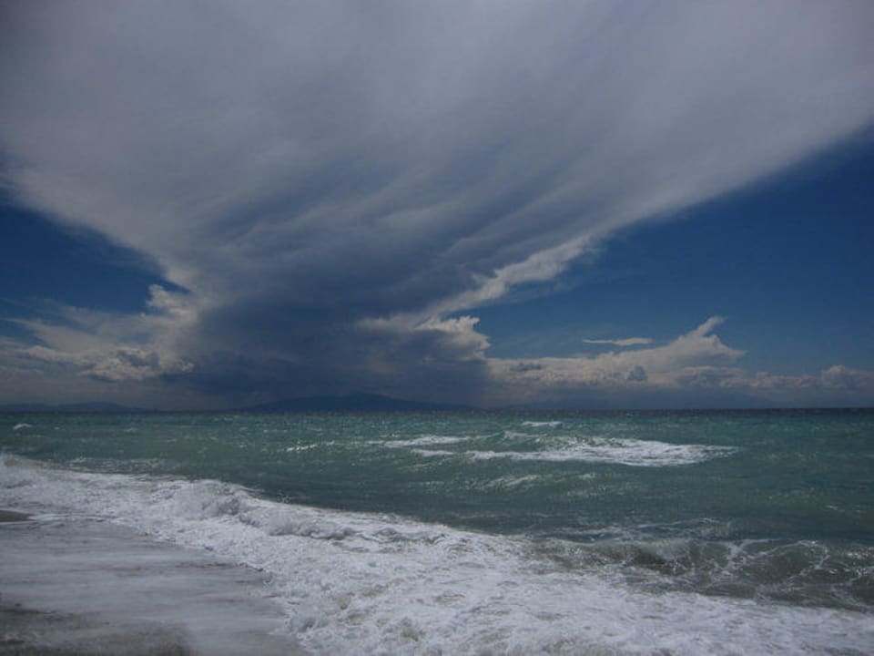 Dunkle Wolken über dem Olymp Possidi Holidays Resort & Suite Hotel