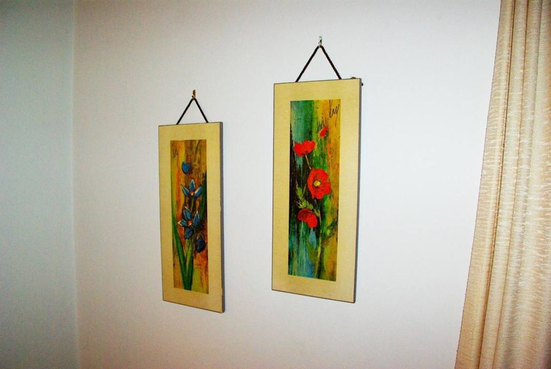 Bilder verschieden an den Wänden Gästehaus Zum Gachtna