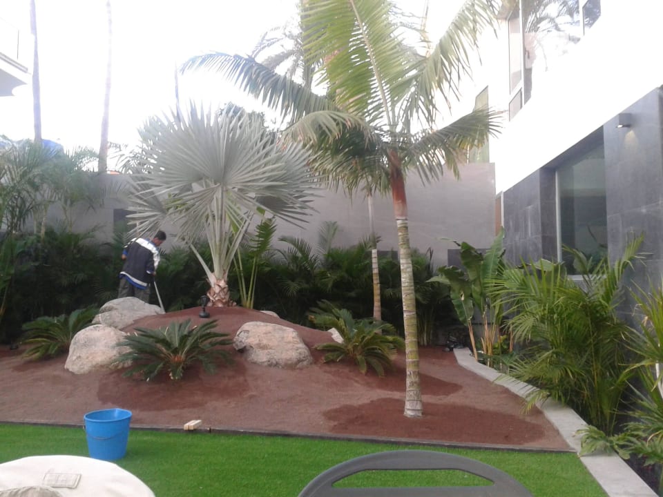 Alles sehr gepflegt, hier ist der Gärtner dabei LABRANDA Marieta - Adults only