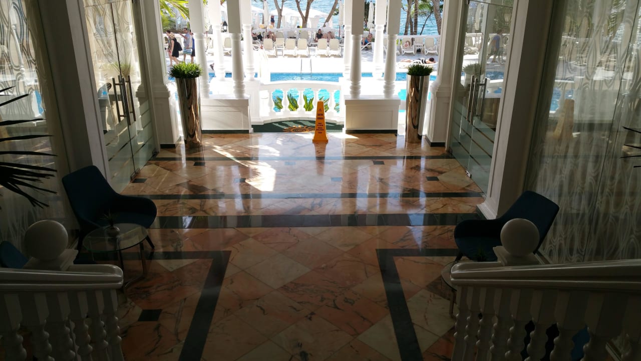 Gang zum Pool - a la carte Restaurant  Bahia Principe Grand Samana - Adults Only