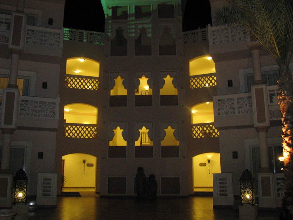 Вечером Pickalbatros Palace Resort