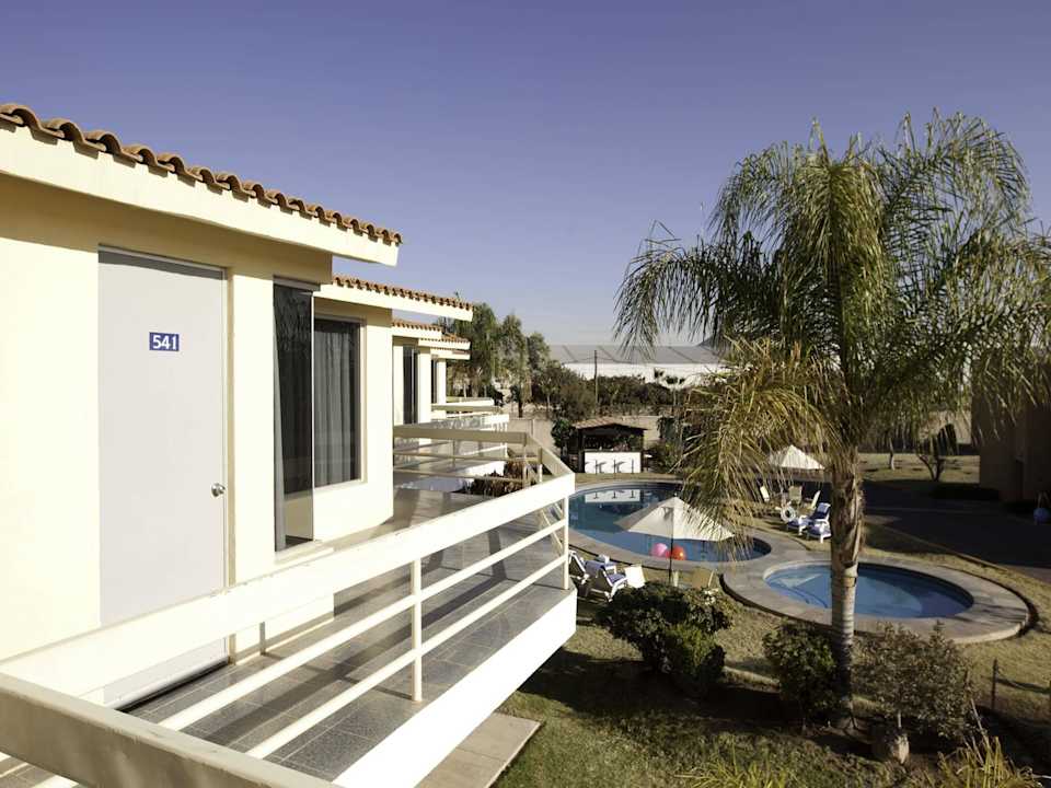 Piscina y vista de las habitaciones Mision Express Aguascalientes Zona Norte