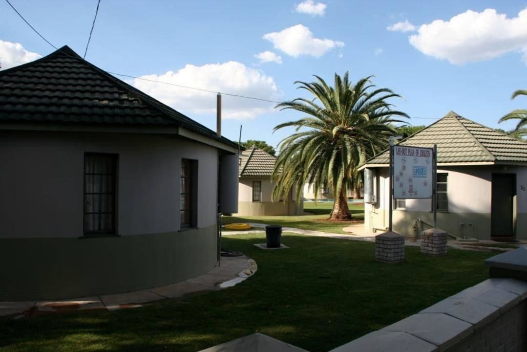 Garten mit Chalets Kalahari Arms Hotel