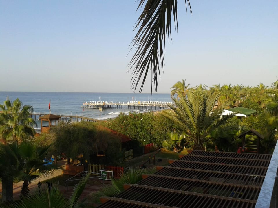Blick von der oberen Essensetage aufs Meer Club Dizalya