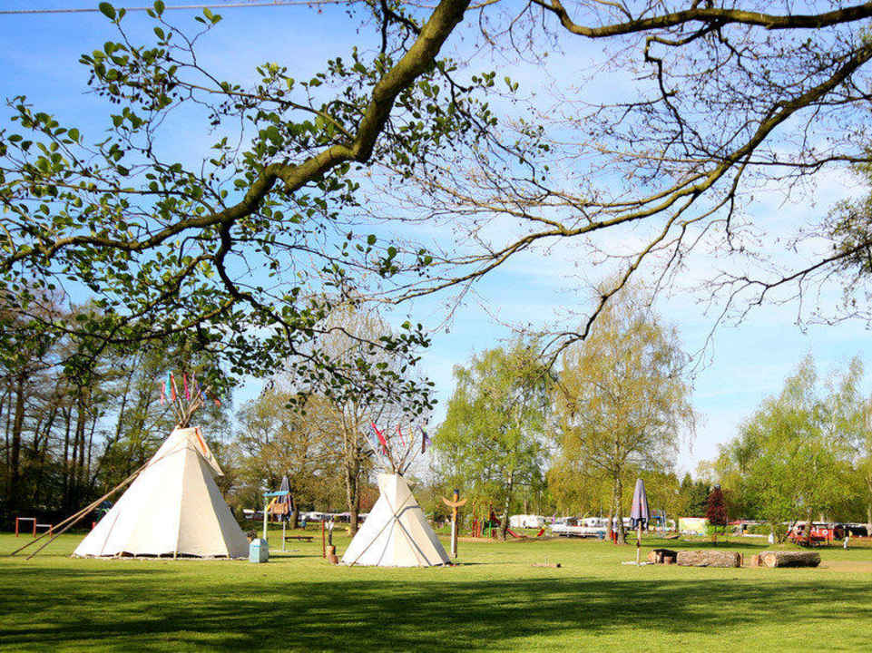 Tipi-Zelte auf dem Spielplatzgelände Campingplatz Natels-Heidesee