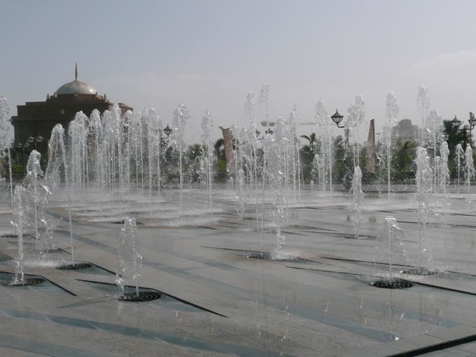 Vor dem Hotel Emirates Palace Emirates Palace Mandarin Oriental