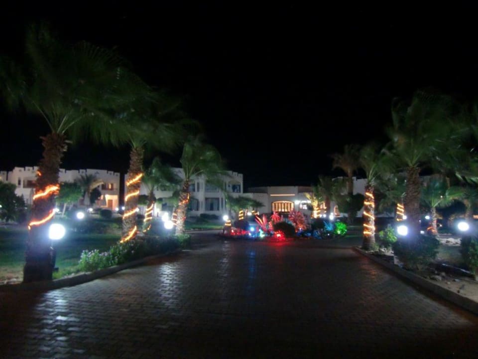 Geographische Mitte, im Hintergrund die Lobby Happy Life Village