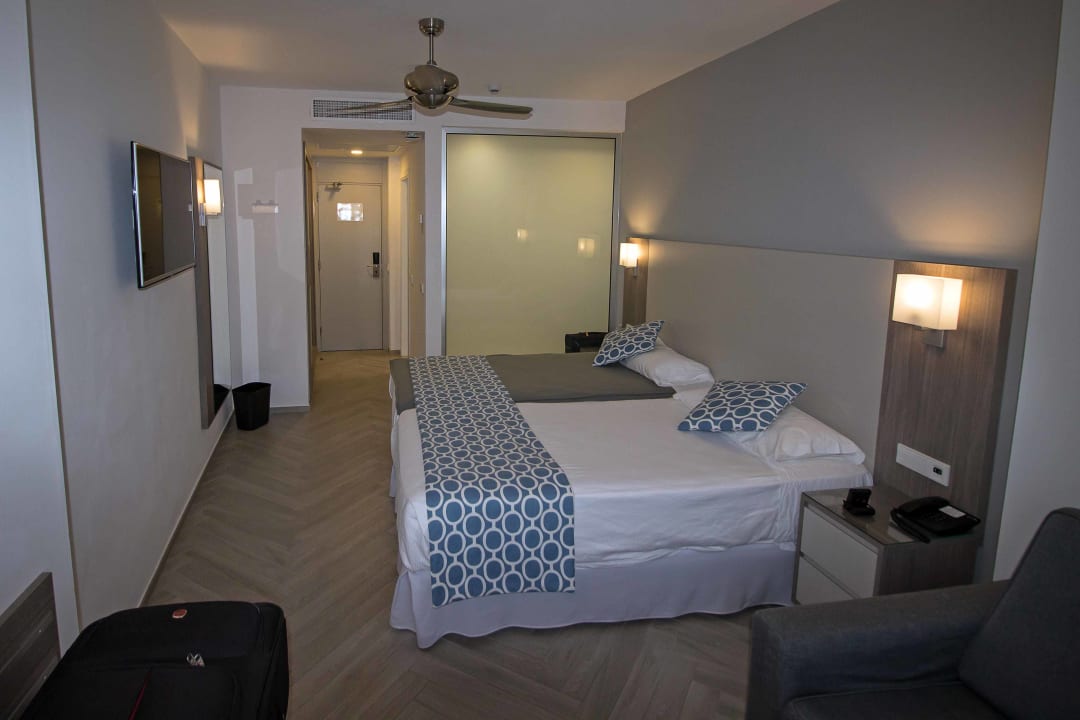 Eine Milchglasscheibe zur Dusche Hotel Riu Papayas