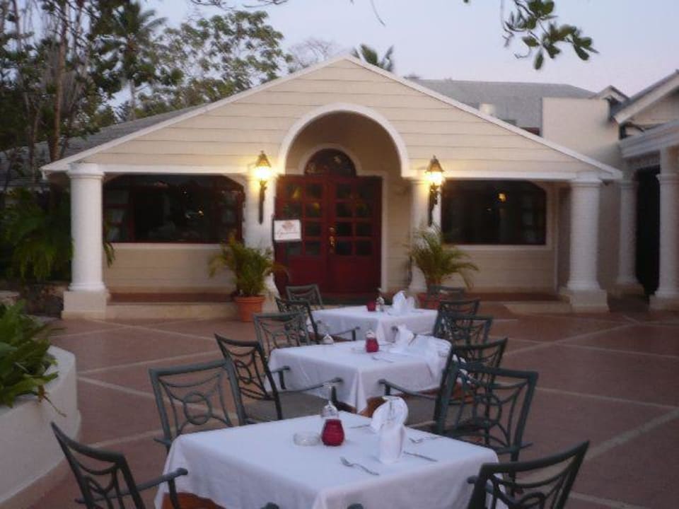 Terrasse beim Hauptrestraurant Bahia Principe Grand El Portillo