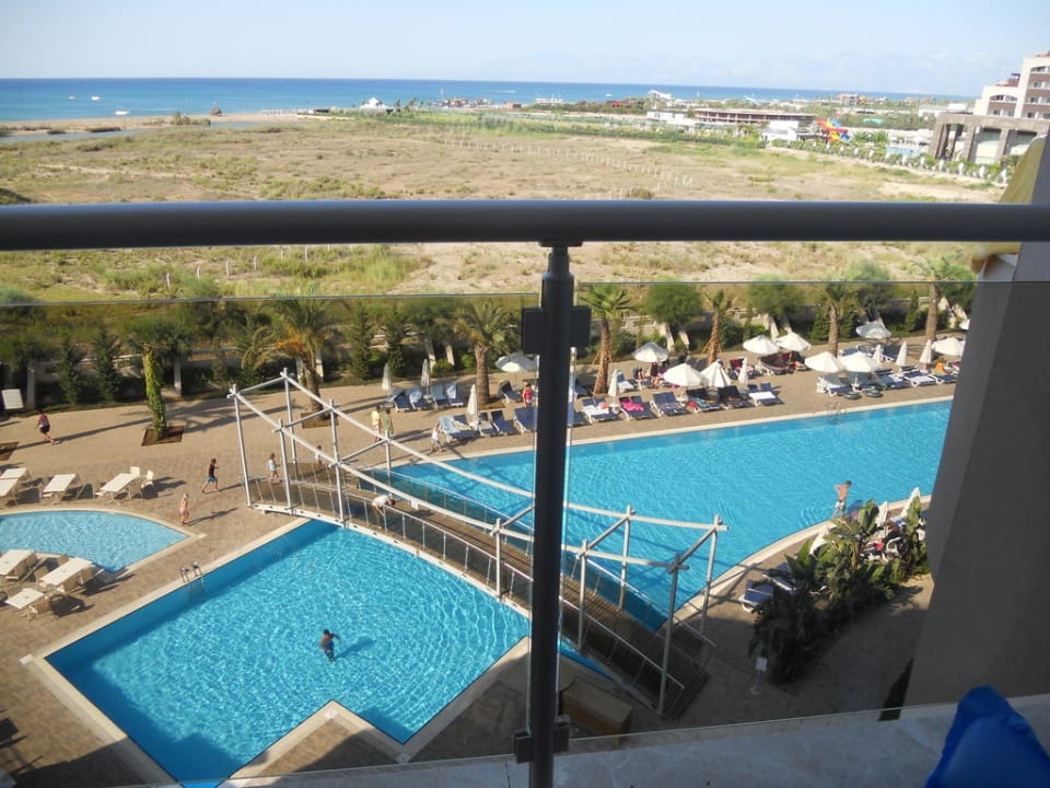 Saai zwembad en saai uitzicht Saturn Palace Resort Hotel