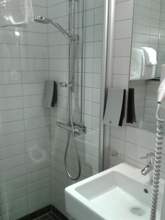 Classic Thon shower - tiny with soap dispenser Thon Hotel Slottsparken