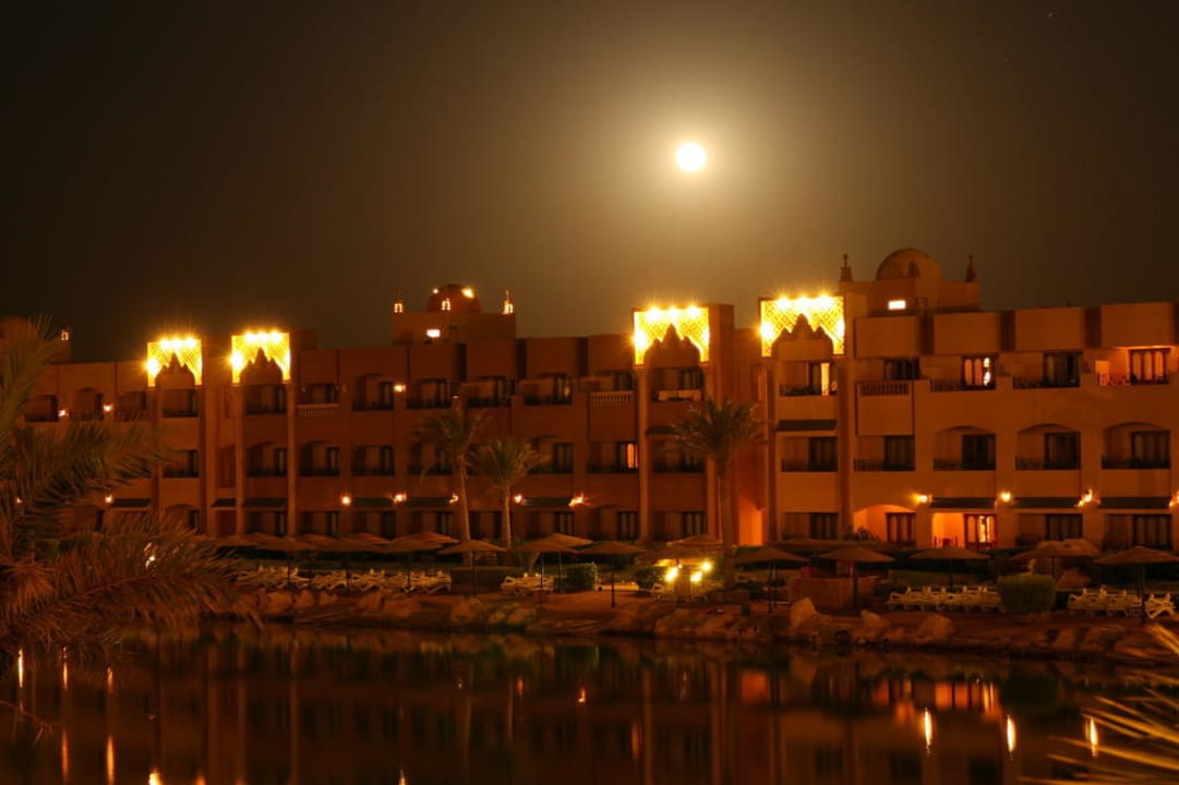 El palacio nocą Sunny Days El Palacio Resort & Spa