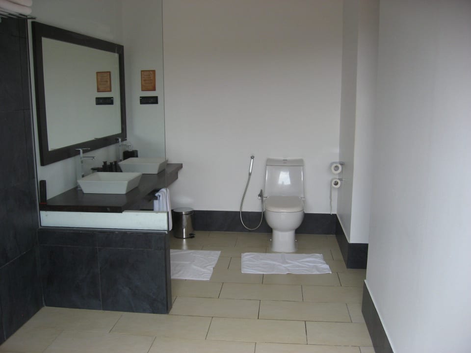 Offenes Bad/Dusche/WC Vilamendhoo Island Resort & Spa