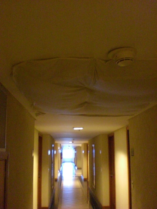 Notdürftig mit einem Laken zugehängt Hotel Vila Galé Salvador