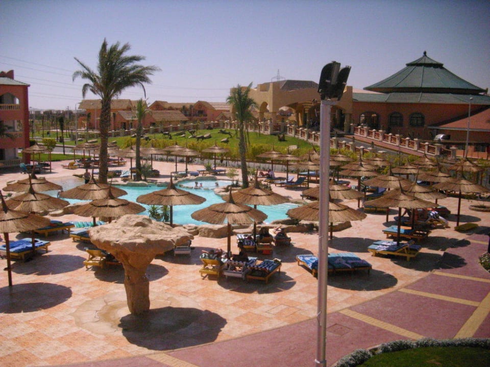 Ausblick vom Zimmer auf den Nebenpool Pickalbatros Alf Leila Wa Leila Resort - Neverland Hurghada