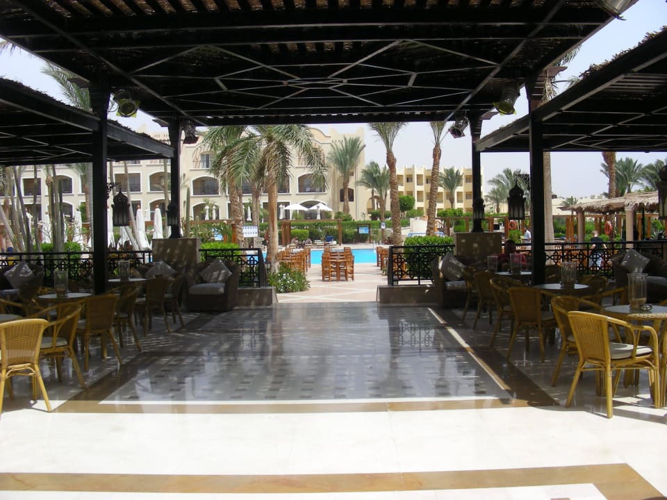 Terrasse neben der Lobby Hotel JAZ Makadi Star & Spa