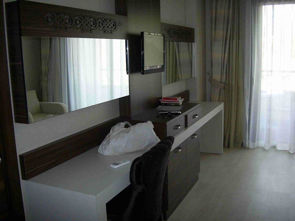 Schicke Einrichtung mit Flat-TV NoxInn Club