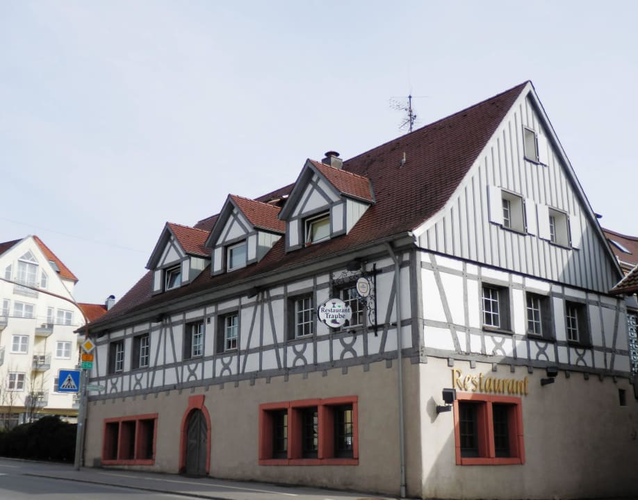 Restaurant von der Straße aus gesehen Hotel Traube am See