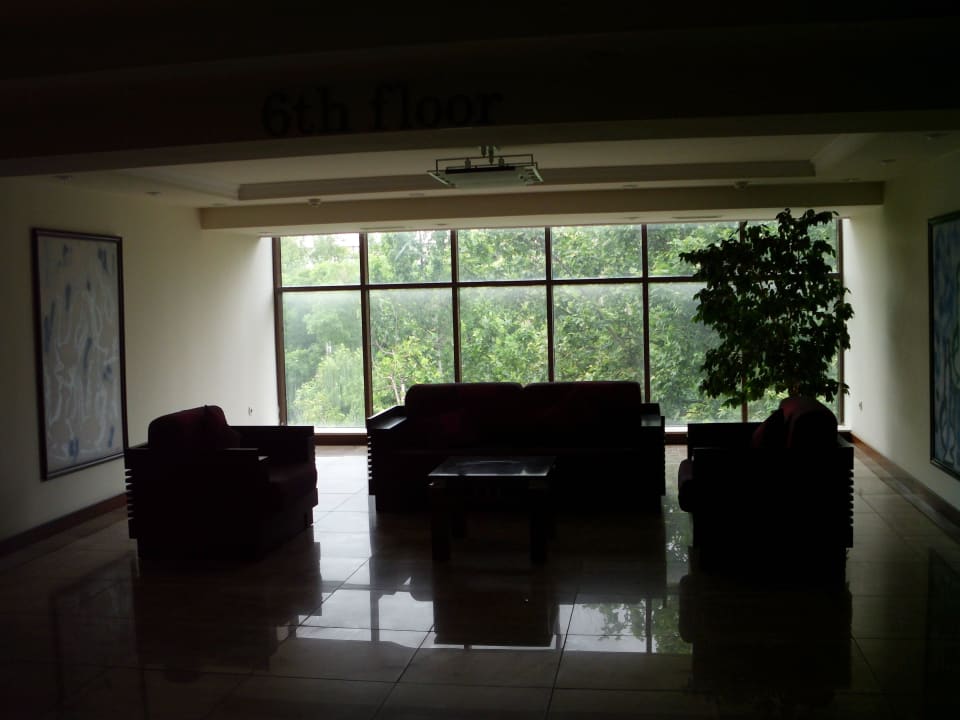 Sitzecke vor den Aufzügen RAMADA Hotel Tashkent