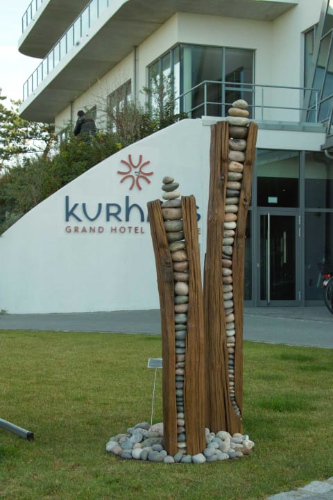 Kunst vor dem Hotel THE GRAND Ahrenshoop