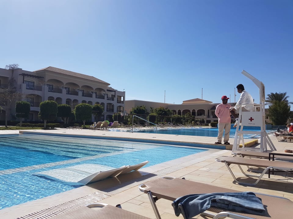 Ratownik z asystentem JAZ Aquamarine Resort