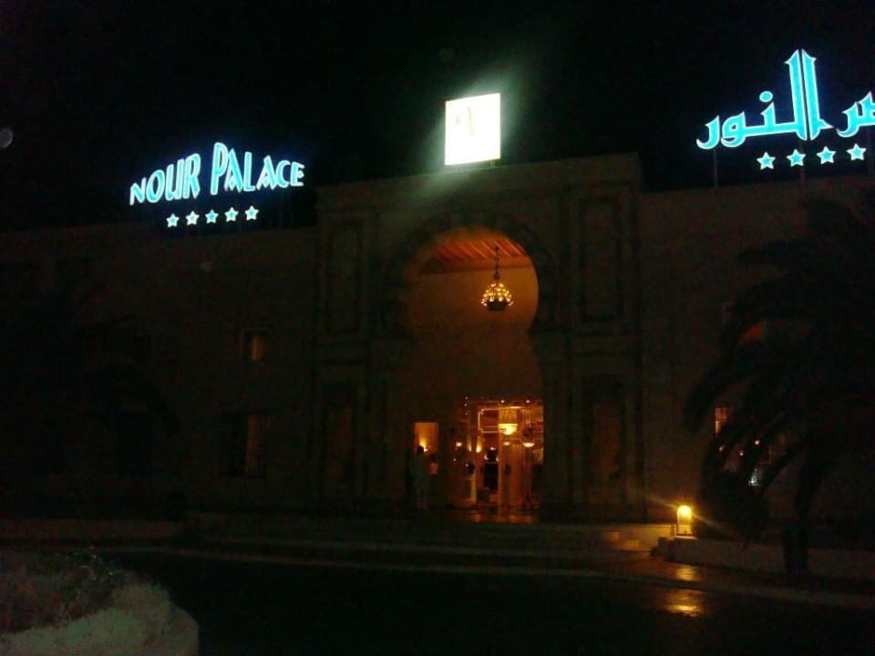 Eingang bei Nacht Nour Palace Resort & Thalasso