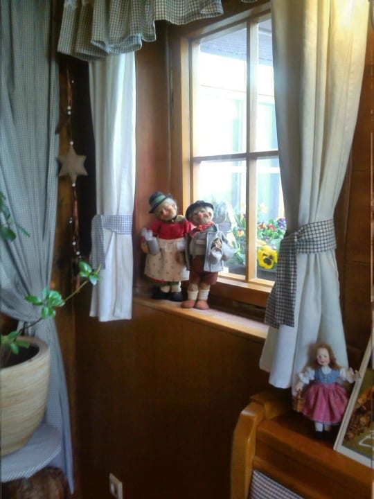 Wunderschön gemachte Puppen im Gastraum Hotel Nensch