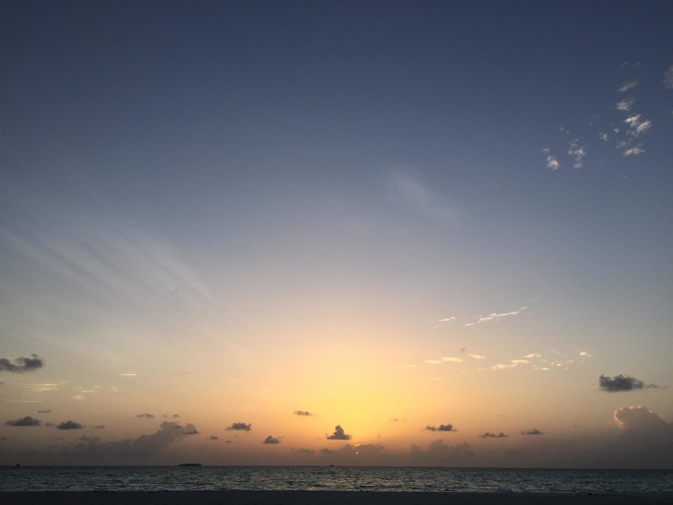 Sonnenuntergang vor dem Restaurant Meeru Maldives Resort Island