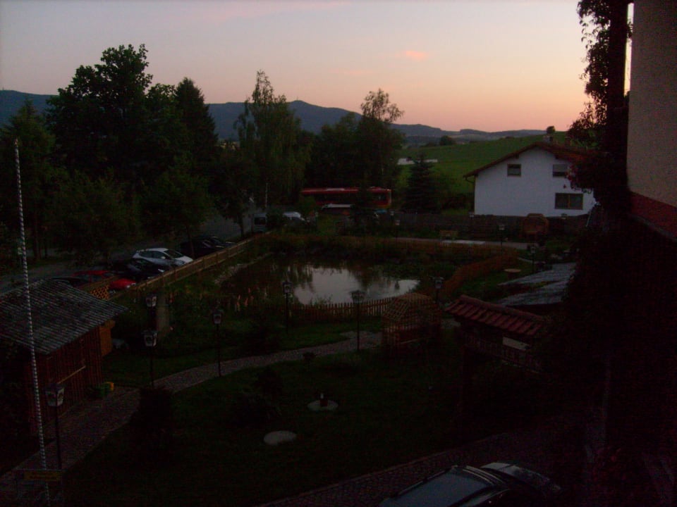 Gartenanlage mit Teich mit Blick v. Zimmer (abends) Familotel Der Böhmerwald - Euer Familienhotel im Bayerischen Wald