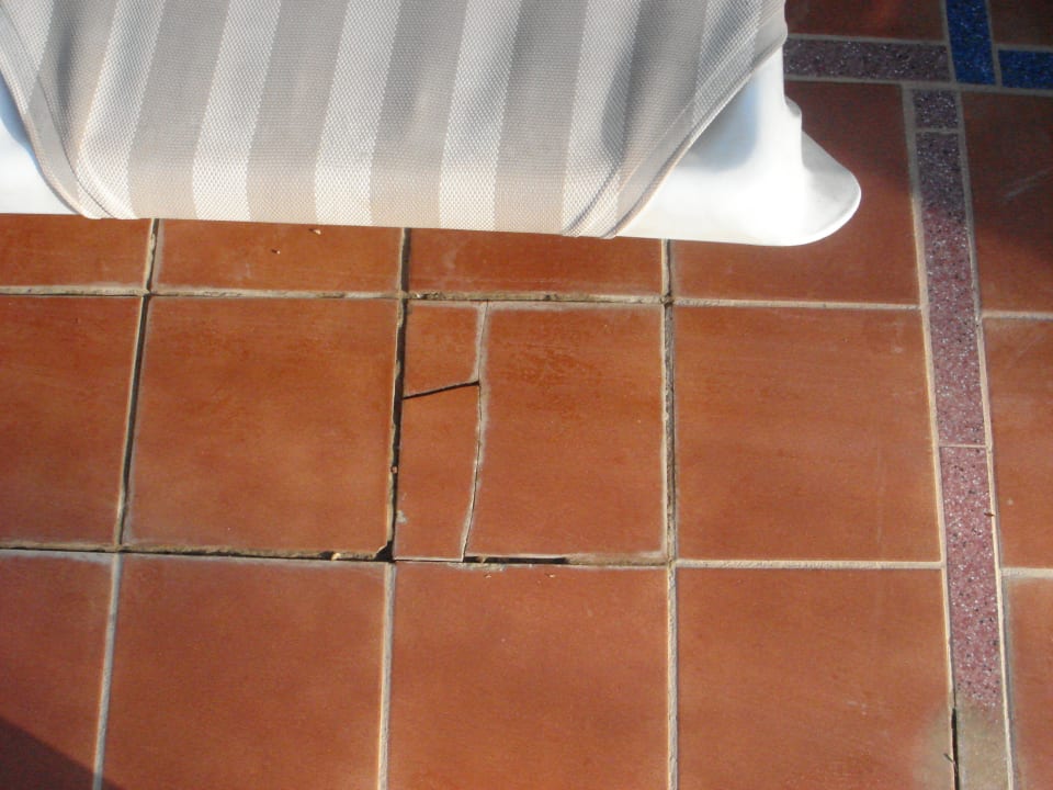 So sieht es überall am Pool aus, Verletzungsgefahr Club Hotel Drago Park