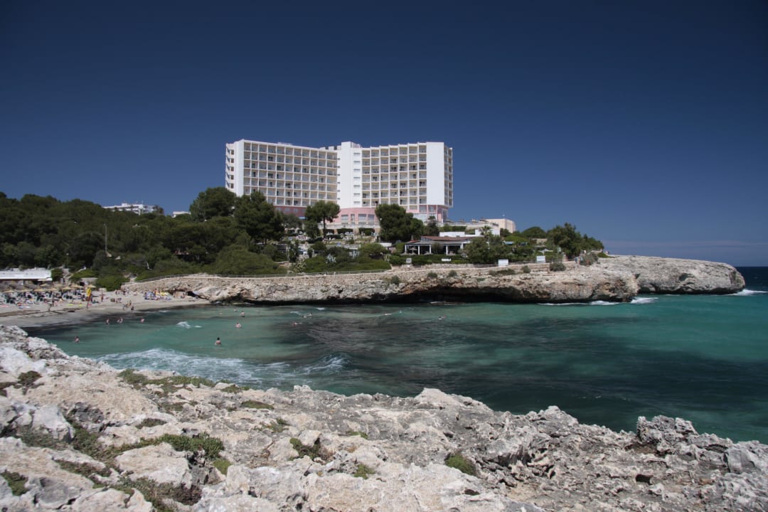 Blick vom Strand zum Hotel Globales America