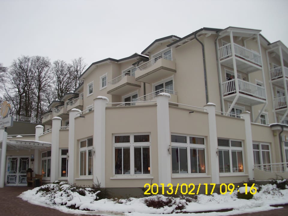 Das Haupthaus mit Restaurant Hotel Bernstein Rügen