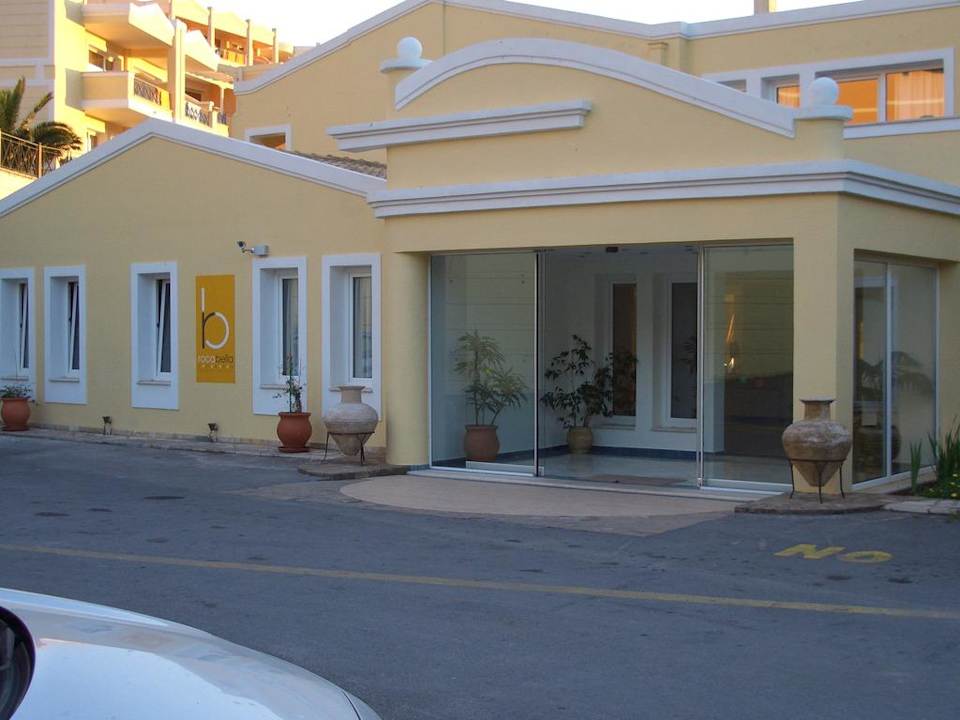 Eingang zum Hotel Ithea Suites Hotel