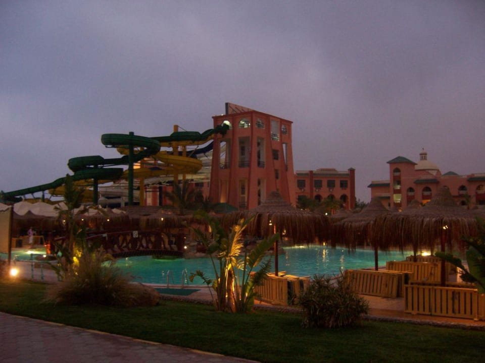 Poolanlage bei Dämmerung 1 Pickalbatros Aqua Park Resort - Hurghada