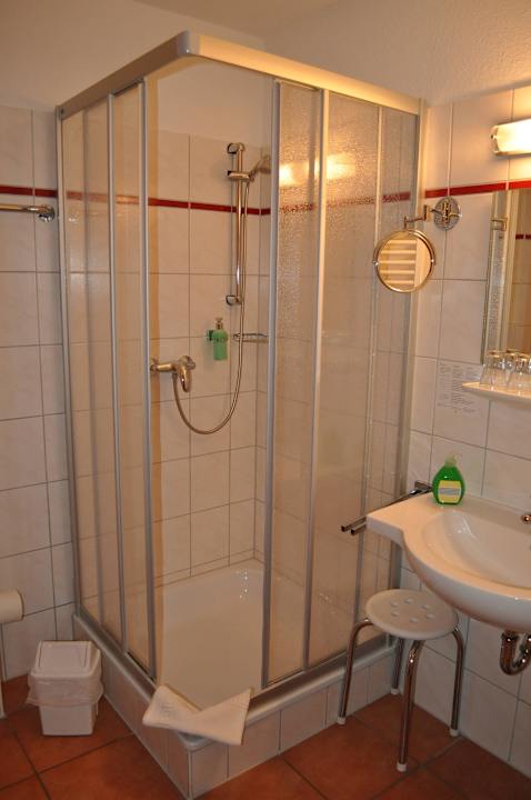 Bad mit Dusche Hotel an der Therme