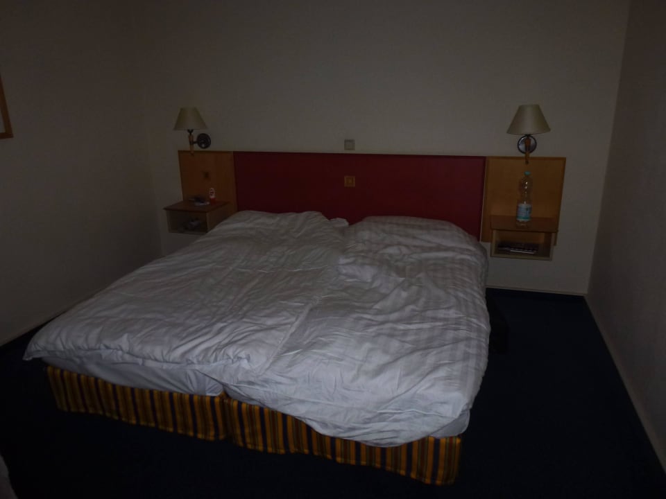 Schlafzimmer mit Essecke auf der anderen Seite  IFA Rügen Hotel & Ferienpark